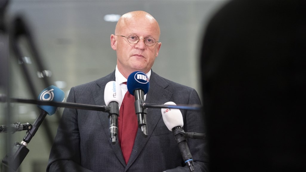 Nieuwe foto's van handenschuddende Grapperhaus op bruiloft