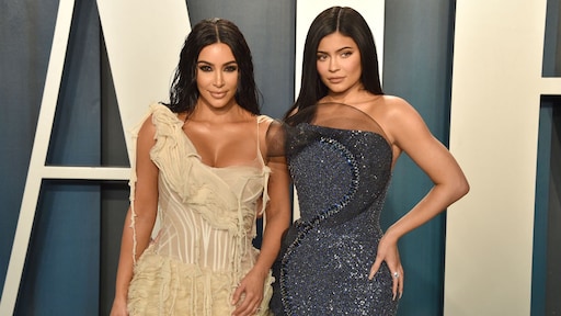 Kim Kardashian 'bevalt' van Kylie Jenner in bizarre clip