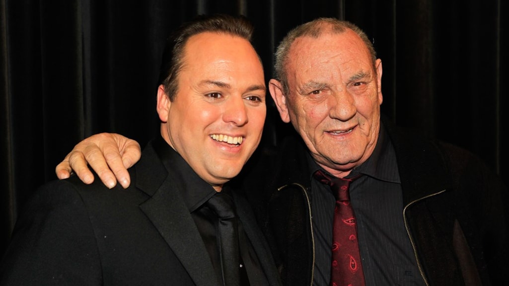 Frans Bauer staat stil bij de verjaardag van zijn overleden vader