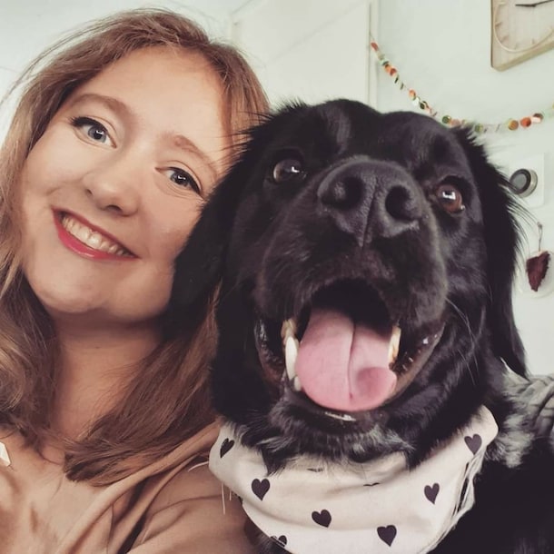 Froukje met haar hond Simmer.