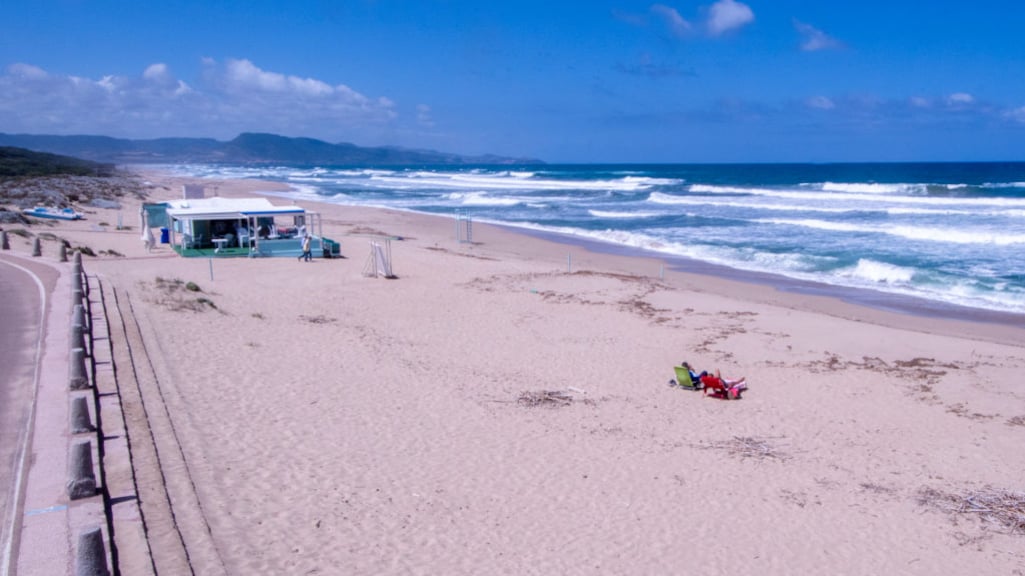 Franse toerist die zand van Italiaans strand steelt krijgt 1000 euro boete
