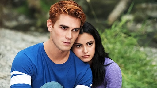 Riverdale-cast laat zien hoe zoenscènes coronaproof blijven