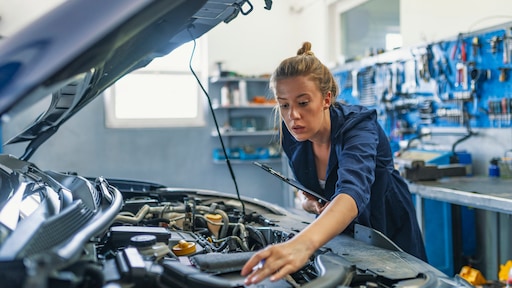Lucy werd gepest op werk: 'Klanten mochten niet zien dat ik aan hun auto had gewerkt'