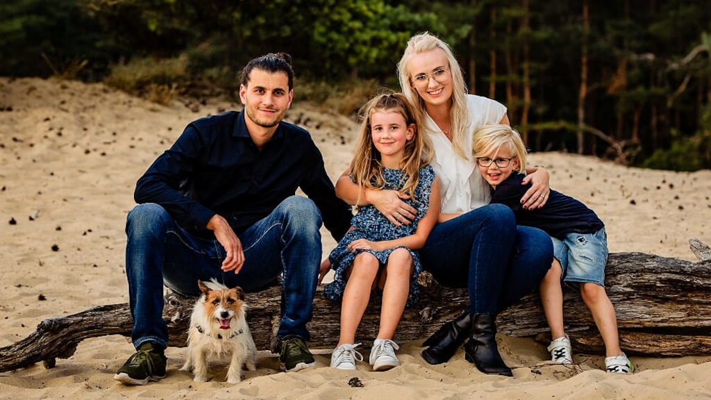 Remondo en Irene met hun twee kinderen