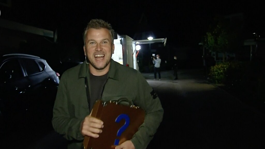 Kijkers zien Winston pardoes corona-regels aan laars lappen