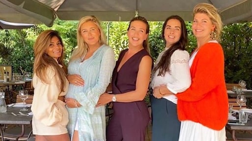 Stralende Echte Gooische Meisjes houden mini-reünie