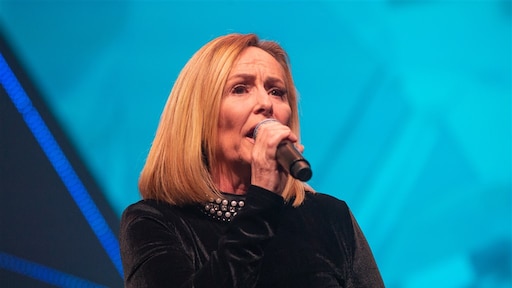 Angela Groothuizen moedigt volgers aan met make-uploze selfie