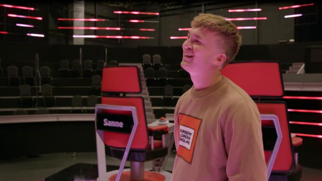 Snelle neemt voor het eerst een kijkje in The Voice Kids-studio