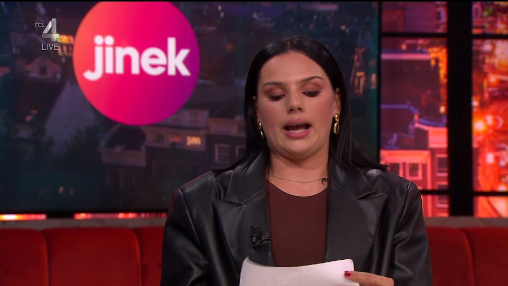 Famke Louise had een verklaring meegenomen naar de studio.