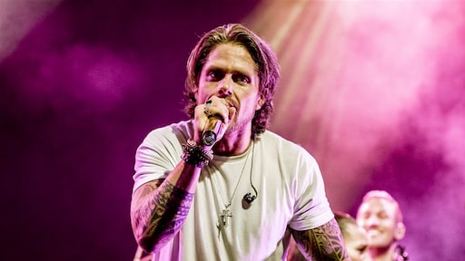 André Hazes bezoekt eigen wassen beeld (en het lijkt sprekend)