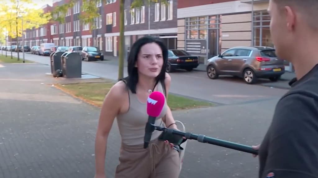 Famke Louise gooit microfoon PowNed-reporter op de grond