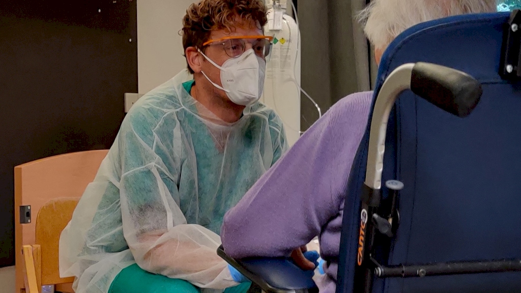 Angst in verpleeghuizen voor wat komen gaat: 'De druk is voelbaar aanwezig'