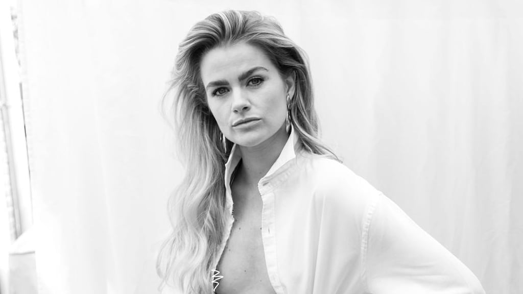 Jamie (27) werd ziek door haar borstimplantaten en start platform