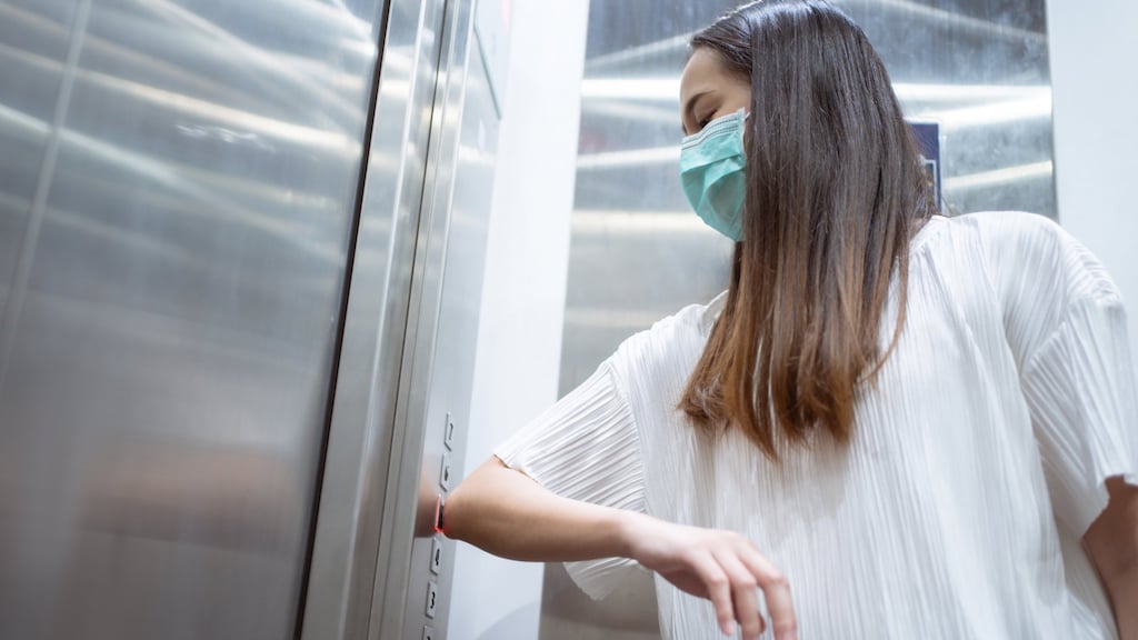 'Niet hoesten en praten in de lift': aerosolen blijven 20 minuten hangen