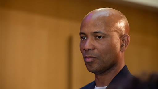 Jong uiterlijk Humberto Tan leidt tot problemen op vliegveld: 'It's not possible'