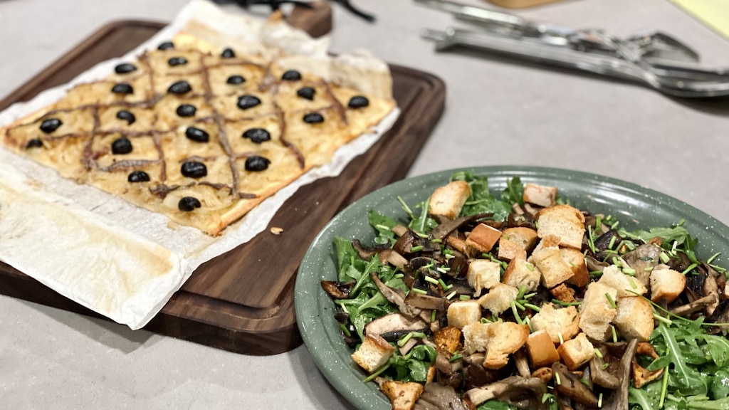 Een herfstige uienpizza met paddenstoelensalade