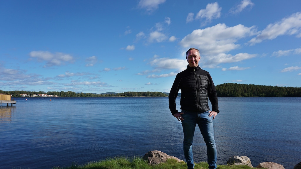 Christian van Dartel bij het meer Runn, waar hij schaatstochten organiseert.