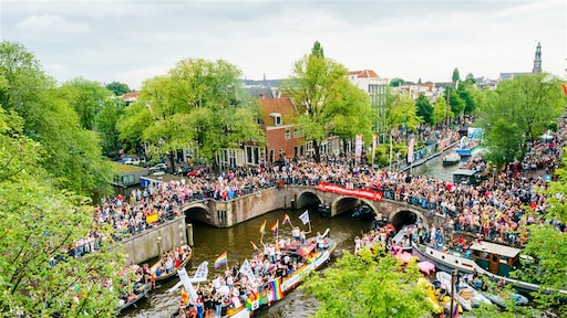 Homoacceptatie in Nederland: 'LHBTI'ers kunnen fijn leven zolang ze 'normaal' doen'