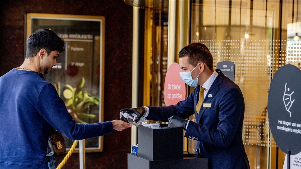 Dilemma werkgever: personeel inlichten over zieke collega of niet?