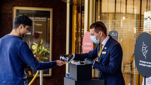 Dilemma werkgever: personeel inlichten over zieke collega of niet?