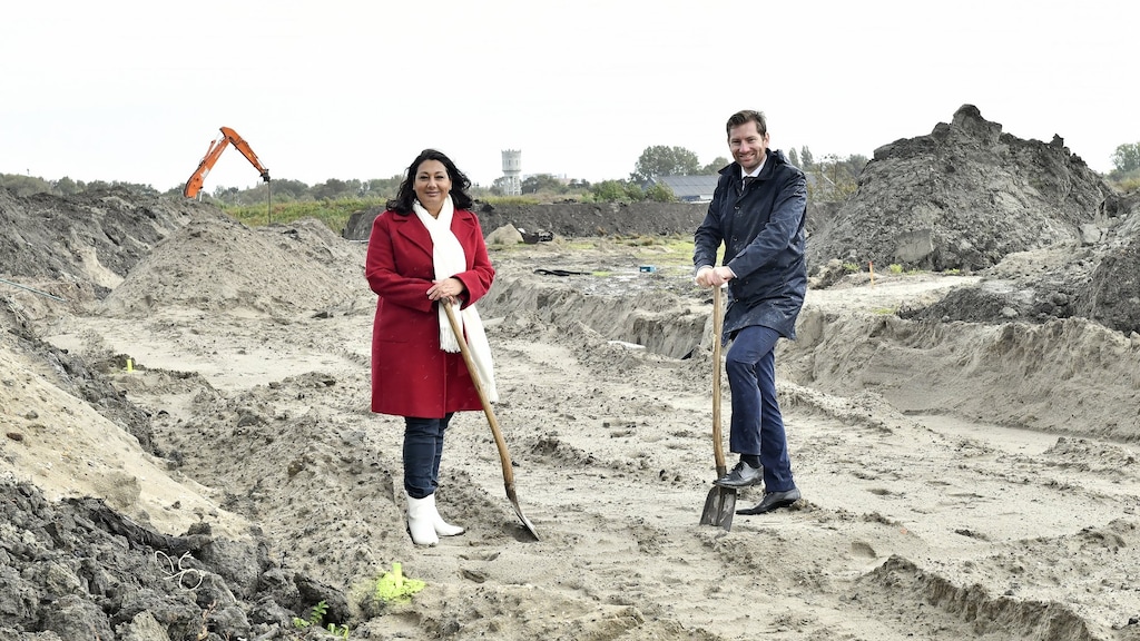 Wethouders Johanna Besteman (Wonen) en Jeffrey Keus (Financiën) op de bouwlocatie waar Rijswijk Buiten moet komen.