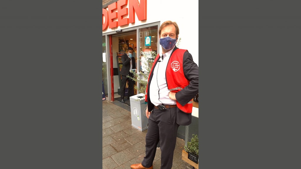 Supermarktmanager Klaas Kessler van Deen Supermarkt in de Rijnstraat te Amsterdam.