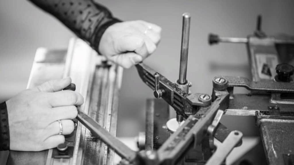Nicole maakt de sieraden in haar atelier aan huis
