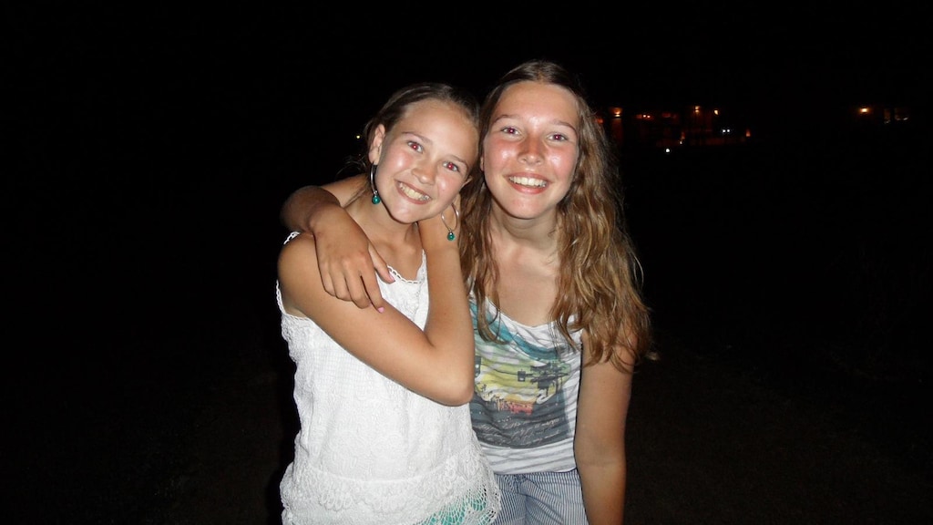 De zussen Jolien en Alessa op vakantie, ongeveer acht jaar geleden in Spanje.