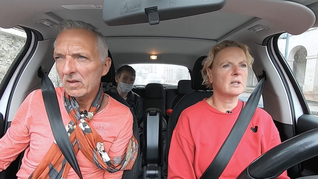 Meilandjes bekommeren zich om verwarde fan bij landgoed