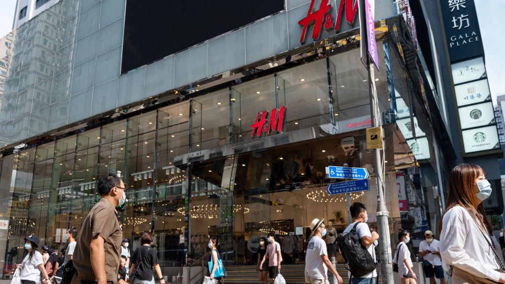 H&M sluit 250 winkels: meer klanten kopen online door corona