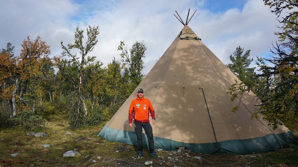 Dennis Daselaar tijdens het kamperen in de Zweedse wildernis.