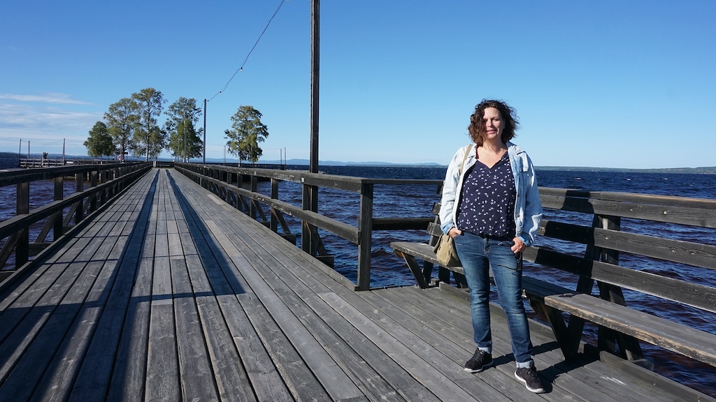 Eline Warmelink op de pier van Rättvik.