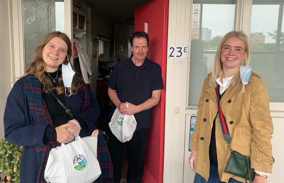 Eenzaamheid bestrijden is nu belangrijker dan ooit: dit kan jij doen om te helpen 