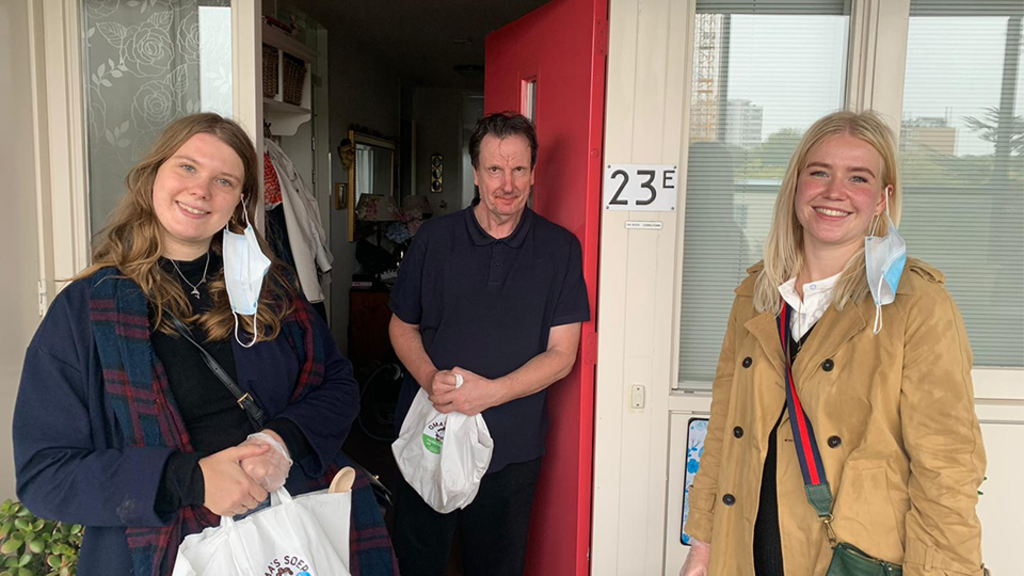 Eenzaamheid bestrijden is nu belangrijker dan ooit: dit kan jij doen om te helpen