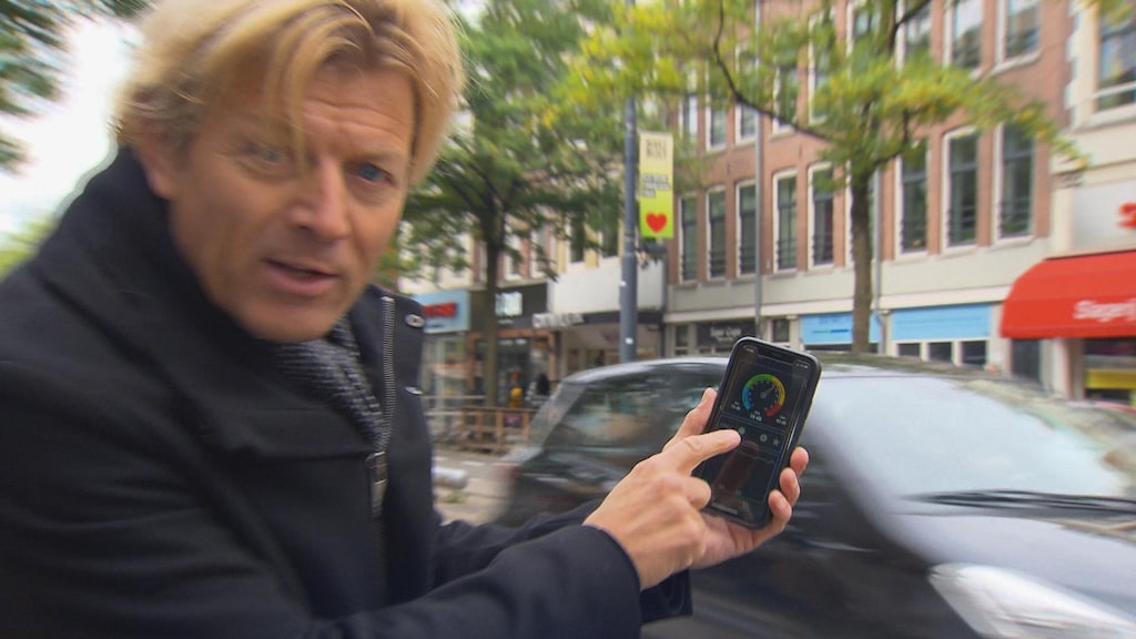 Verslaggever Robert Schouten zag dat auto's soms wel 100 DB geluid produceren