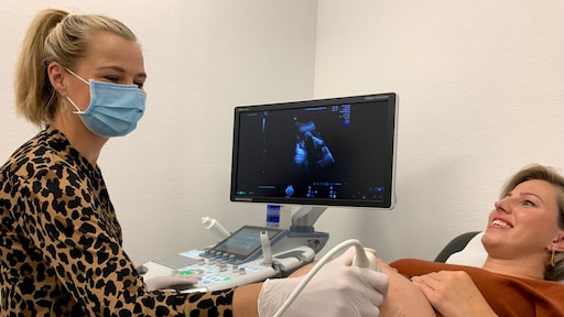 Verloskundigen in Twente mogen nu thuis de vliezen breken: 'Regionale afspraak'