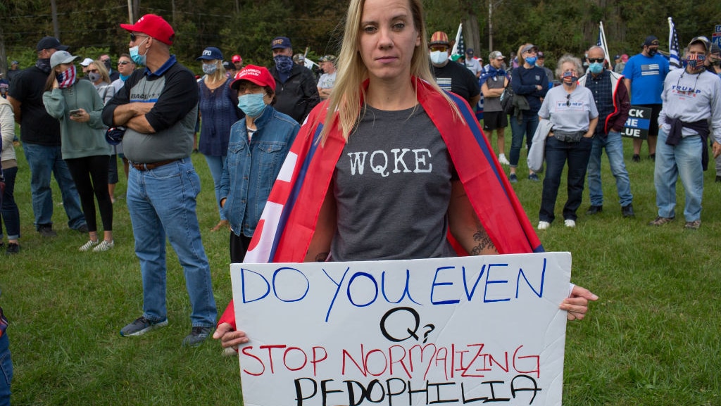 Een Q-aanhanger bij een bijeenkomst van president Trump in de staat New York.