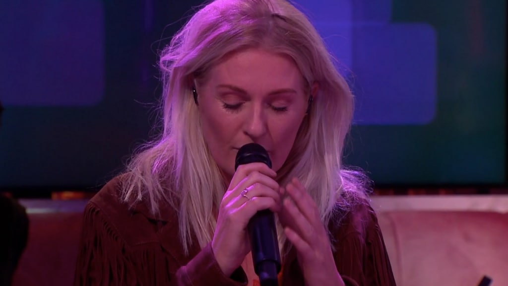 Sanne Hans roert kijkers tot tranen met optreden bij Jinek