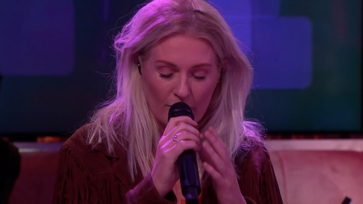 Sanne Hans roert kijkers tot tranen met optreden bij Jinek