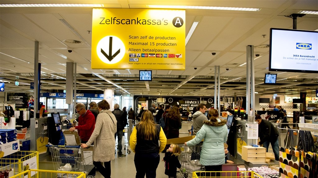 Ook bij Ikea kun je zelf je spullen scannen.