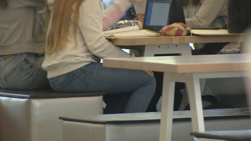 Zo draait deze middelbare school door: 'Shit, waar is mijn mondkapje?'