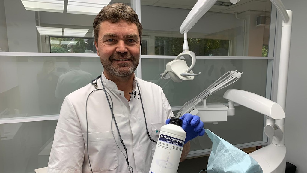 Tandarts laat patiënten spoelen met waterstofperoxide in strijd tegen corona