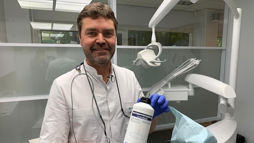Tandarts laat patiënten spoelen met waterstofperoxide in strijd tegen corona