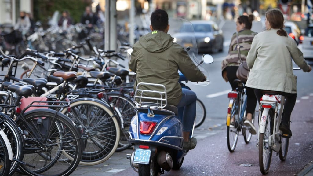 Tweede Kamer eist snelle invoering helmplicht snorfiets