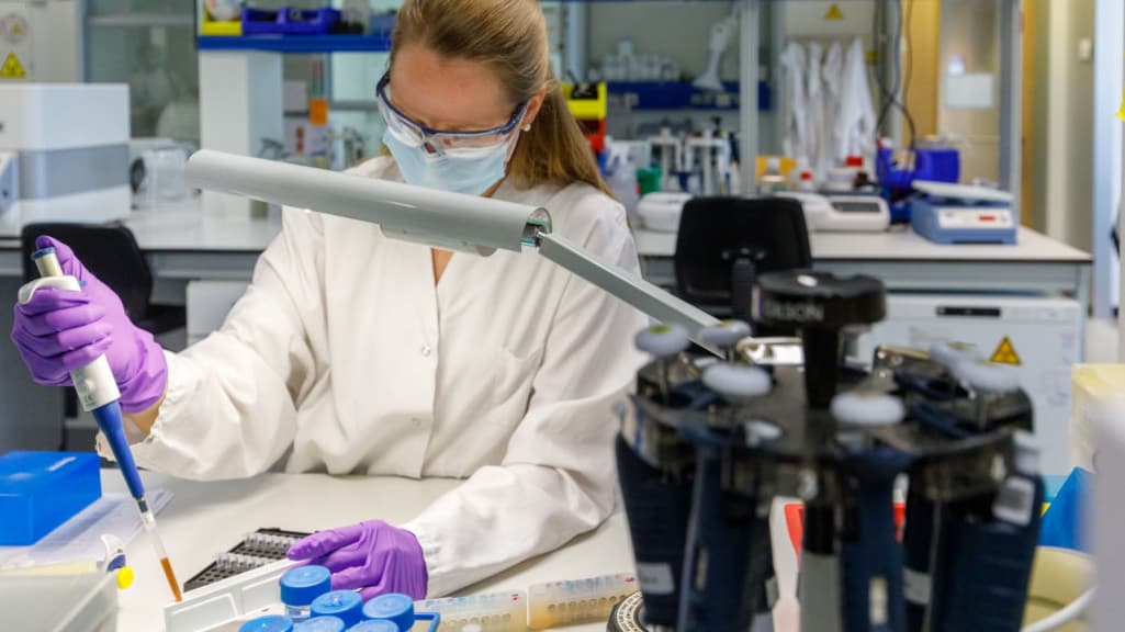 Stilleggen onderzoek coronavaccin is niet meer dan normaal