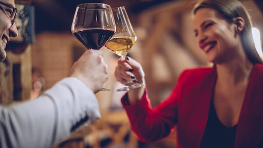 Hoe komt het dat we de 1,5 meter afstand negeren als we alcohol drinken?