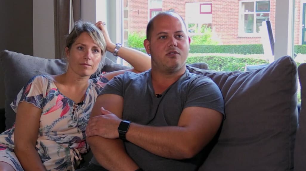 Steenrijk, Straatarm-kijkers zetten vraagtekens bij relatie rijk gezin