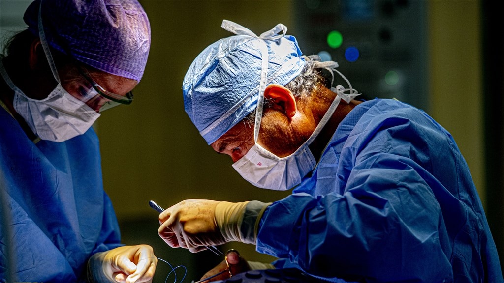 Evert heeft 'tikkende tijdbom' in zijn buik, maar operatie uitgesteld vanwege corona