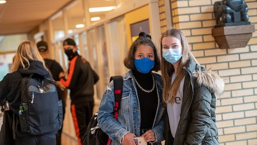 Openbare gebouwen moeten dicht, scholen blijven open: is dat slim?