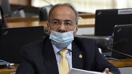 Cash tussen billen smokkelen komt Braziliaanse senator duur te staan